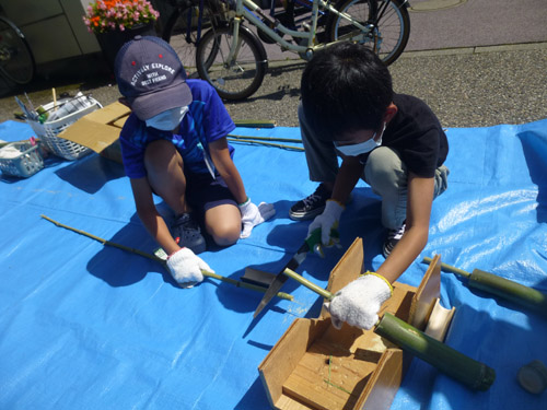 手作りおもちゃを作る子供たち